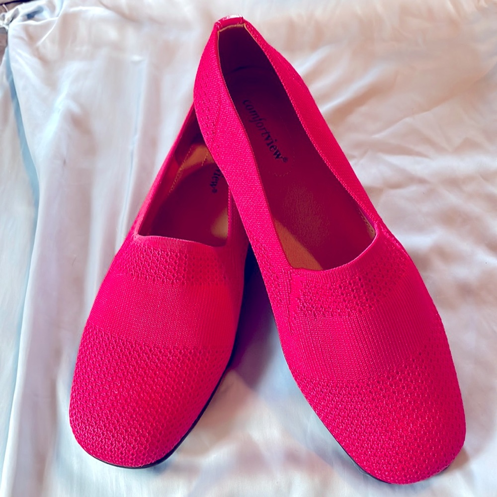 New 10WW bright fuchsia pink Comfortview flats